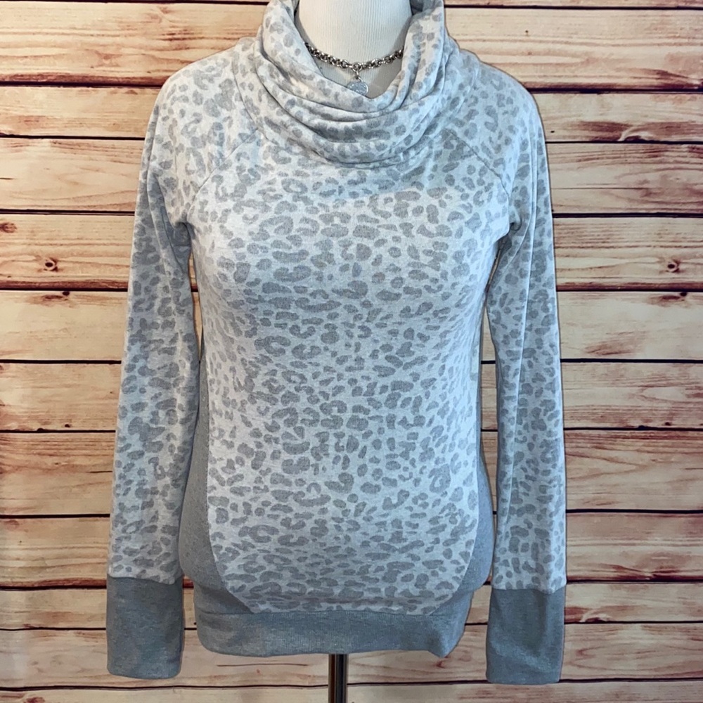 🚫SOLD🚫 VENUS Gray Cheetah Cowl Top w/Thumbholes - Picture 2 of 7